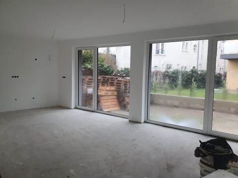 Eladó Lakás 1147 Budapest 14. kerület újépítésű kertkapcsolatos lakás udvari gk. beállóval