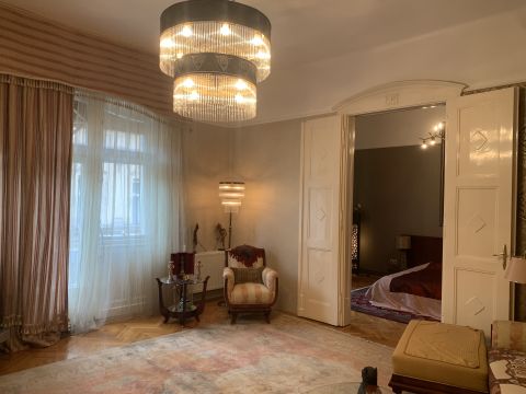 Eladó Lakás 1062 Budapest 6. kerület , Kodály Köröndnél nagypolgári, jó állapotú, ketté osztható!