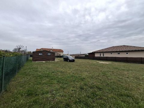 Eladó Telek 2458 Kulcs , 2458 Kulcs, Családi házas