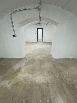 Eladó Üzlethelyiség 7626 Pécs Belvárosban 216 nm-es felújított raktár/üzlethelyiség
