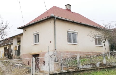 Eladó Ház 8725 Iharosberény , Iharosberényi felújítandó ház eladó nagy melléképületekkel! 