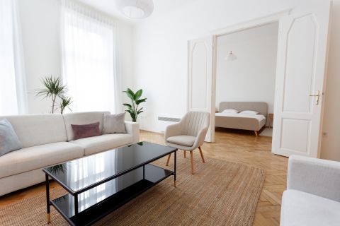 Eladó Lakás 1077 Budapest 7. kerület , Tágas, felújított, 2 szobás lakás a Rózsák tere közelében