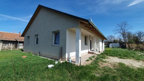 Eladó Ház 2243 Kóka , Kókán a Jókai Park közelében