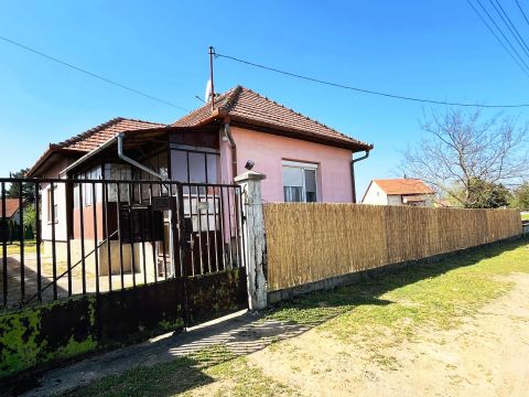 Eladó Ház 2251 Tápiószecső Azonnal birtokba vehető, tégla építésű, 2 szobás ház!