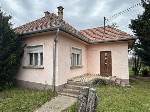 Eladó Ház 2735 Dánszentmiklós , Központban 