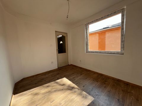 Eladó Lakás 1195 Budapest 19. kerület Felújított, étkező + 2szoba, IV-es házrész