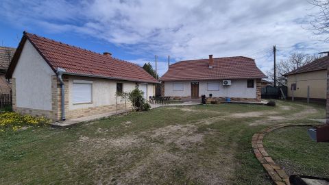 Eladó Ház 6078 Jakabszállás , Központi elhelyezkedésű kétrendbeli 80nm ház, 2327nm telken