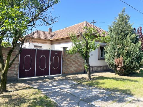 Eladó Ház 2750 Nagykőrös , Felújítás alatt álló 3 szobás csládi ház - 908 nm-es telken