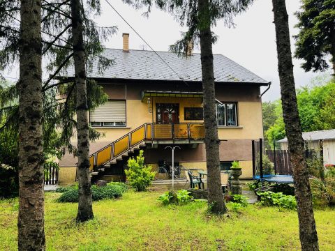 Eladó Ház 2235 Mende , 3 szobás, tégla építésű családi ház, központhoz közel.