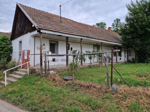 Eladó Ház 2216 Bénye , Bényén a központban eladó összközműves 62 m2-es parasztház