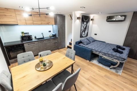 Eladó Lakás 1067 Budapest 6. kerület , Teréz Körúttól 1 utcára felújított  lakás