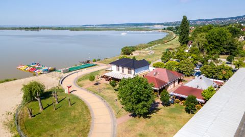 Eladó Vendéglátás 2481 Velence , Jól menő büfé a beach bejáratánál!!!