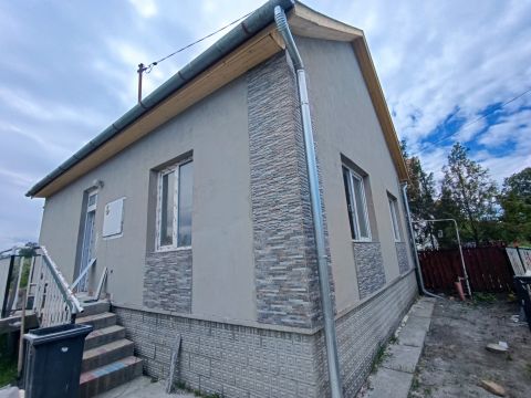 Eladó Ház 5052 Újszász , Újszászon  vasútállomástól néhány percre 2 szobás58nm-es ház