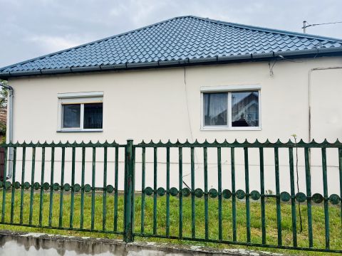 Eladó Ház 4551 Nyíregyháza , Orosi útból nyíló utcában