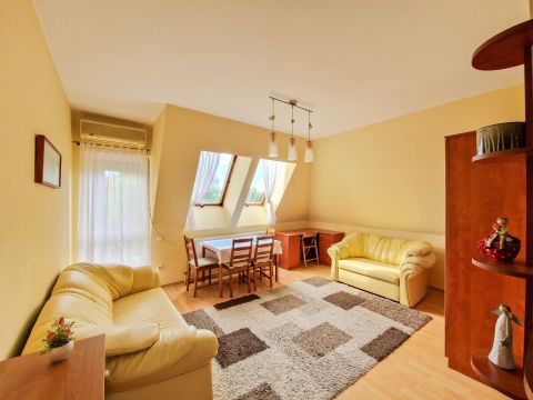 Eladó Lakás 1147 Budapest 14. kerület , Barátságos TERASZOS fényes 2 szobás lakás Alsórákoson eladó!