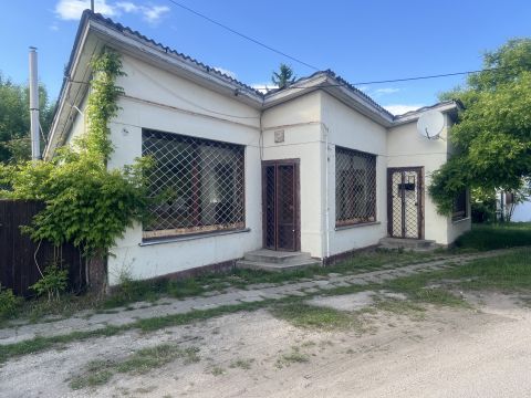 Eladó Üzlethelyiség 8093 Lovasberény , központban