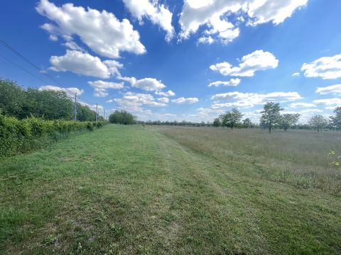 Kiadó Telek 9071 Gönyű , KIADÓ 10 000 m2 KÜLTERÜLETI TELEK, PIACTÉR, GKSZ ÖVEZETBEN