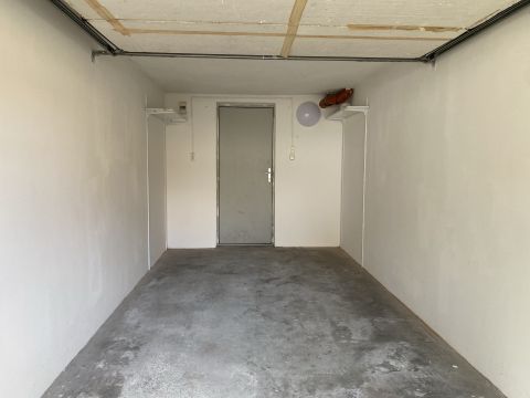 Eladó Parkoló 9400 Sopron Ágfalván önálló garázs + egy autó parkolási lehetőséggel!