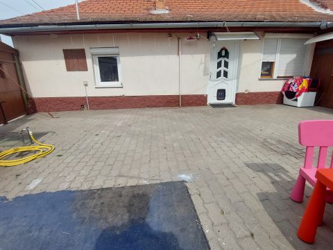 Eladó Ház 6060 Tiszakécske , Tiszakécske Központjában Csendes helyen Családi ház ELADÓ!