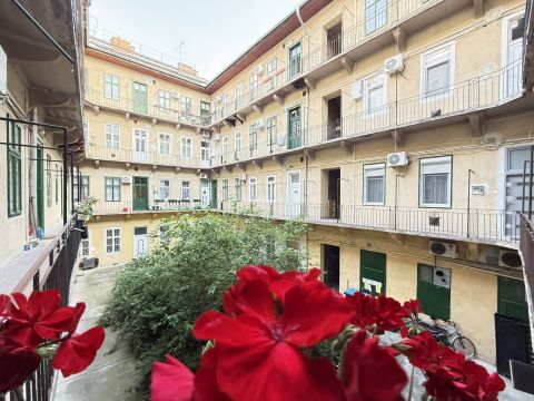 Eladó Lakás 1088 Budapest 8. kerület , New York Cafe szomszédságában, azonnal költözhető
