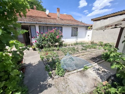 Eladó Ház 6100 Kiskunfélegyháza , Belvárosi lekerített 75 m2-es belső házrész