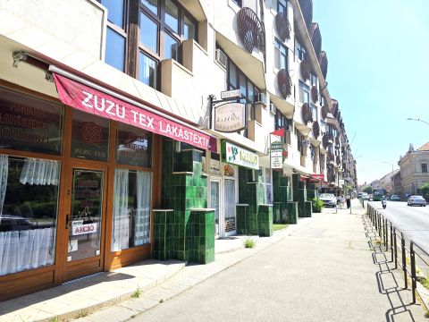 Kiadó Üzlethelyiség 7621 Pécs , Történelmi Belvárosban forgalmas utcafronti 55 nm-es üzlet