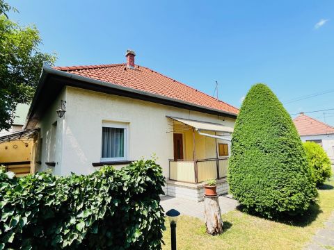 Eladó Ház 2200 Monor , Kiváló állapotban lévő 3 szobás, tégla építésű, Kádár-kocka!