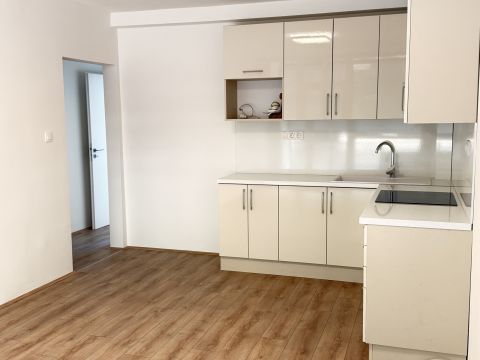 Eladó Lakás 7632 Pécs , Kertváros központi részén felújított 3 szobás erkélyes lakás