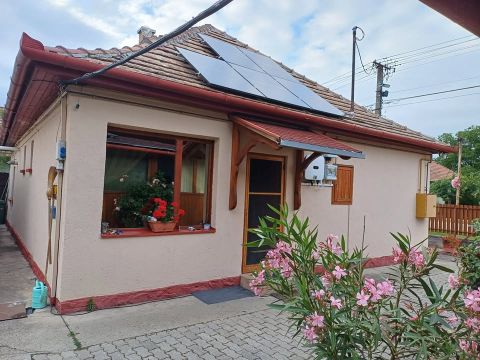 Eladó Ház 2484 Gárdony , Központi helyen, mindenhez közel! 
