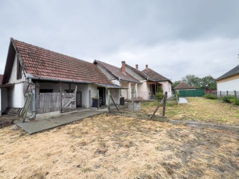 Eladó Ház 2711 Tápiószentmárton Tápiószentmárton Posta közelében 3 szobás 90 nm-es ház eladó