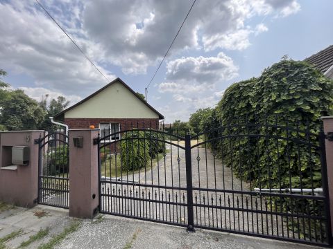Eladó Ház 6087 Dunavecse , Eladó Dunavecsén a Fő út 15 szám alatt egy családiház!