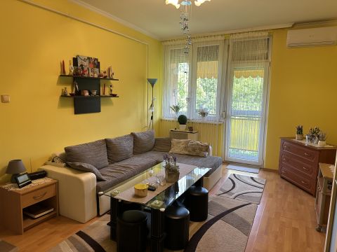 Eladó Lakás 2750 Nagykőrös , Nagykőrös Belvárosa közelében 2 szobás, erkélyes 3. emeleti 