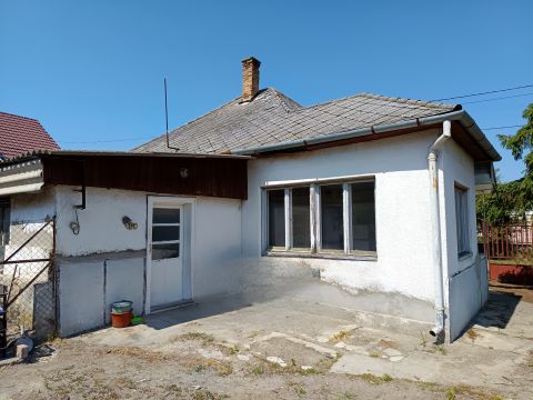 Eladó Ház 2760 Nagykáta , Nagykátán vasútállomás közelében 80nm-es ház dupla telekkel 