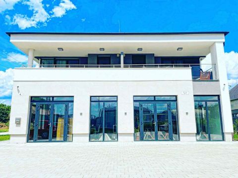 Eladó Üzlethelyiség 2089 Telki , Központi részen