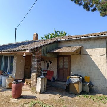 Eladó Ház 6000 Kecskemét , Kecskemét Sutosfaluban felújítandó ház eladó nagy telekekkel