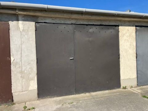 Eladó Parkoló 8000 Székesfehérvár , Fecskeparti garázssor