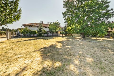 Eladó Ház 6065 Lakitelek , Pazar szőlős bírtok eladó! Hatalmas borospincével!