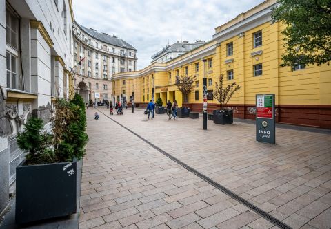 Eladó Lakás 1082 Budapest 8. kerület Corvin köz, 3 szoba, 2 fürdő, felújított, liftes ház!