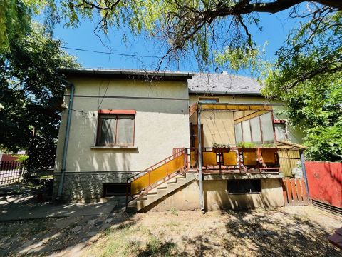 Eladó Ház 2118 Dány Masszív alappal rendelkező családi ház, garázzsal,alagsorral