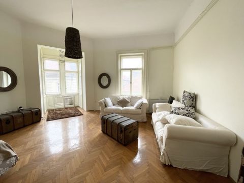 Eladó Lakás 1067 Budapest 6. kerület , Eötvös utca, 2 helyrajzi számmal rendelkező lakás,2 bejárat