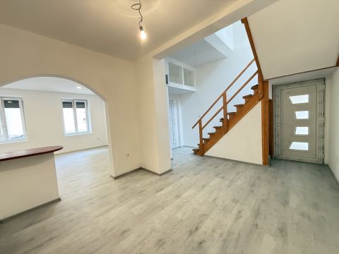 Eladó Lakás 1195 Budapest 19. kerület , Felújított, belső két szintes, nappali + 3 szoba