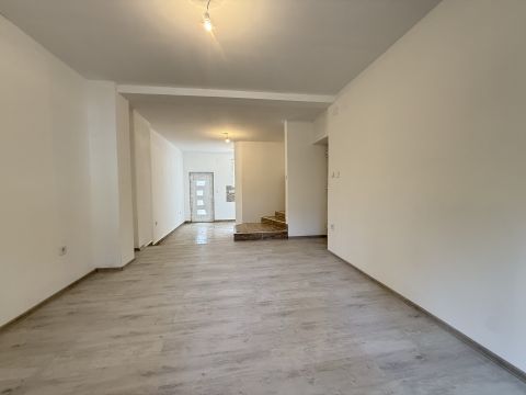 Eladó Lakás 1195 Budapest 19. kerület Felújított, szinteltolásos belső két szintes,nappali, 3szoba