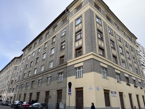 Eladó Lakás 1083 Budapest 8. kerület , Corvin Sétánytól 2 Perc Sétára Felújítandó Tégla Lakás