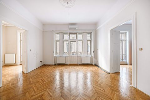 Eladó Lakás 1052 Budapest 5. kerület , GERLÓCZY UTCA-FELÚJÍTANDÓ-ERKÉLYES