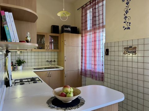Eladó Lakás 1145 Budapest 14. kerület Zuglóban 2 szobás lakás, karbantartott házban, autóbeállóval.