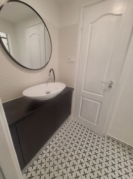 Eladó Lakás 7636 Pécs === Földszinti kétszobás felújított lakás a Rózsadombon===