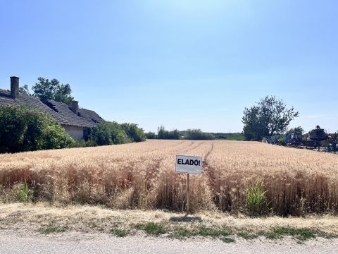 Eladó Telek 8146 Jenő , Csendes utcában, jó megközelíthetőséggel.
