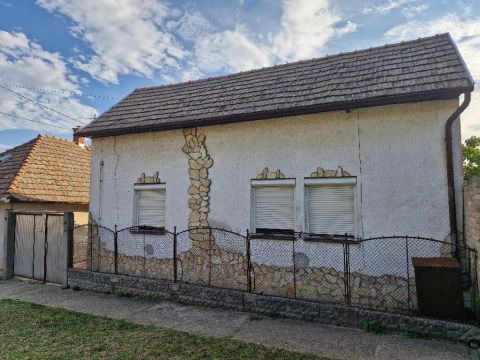 Eladó Ház 7130 Tolna , 7130 Tolna, központhoz közel