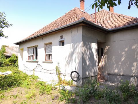 Eladó Ház 6080 Szabadszállás Két generációnak is optimális, tégla építésű