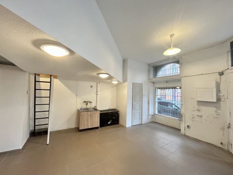 Kiadó Üzlethelyiség 1078 Budapest 7. kerület , Sarki üzlethelyiség kiadó–földszinti, utcafronti bejárattal!